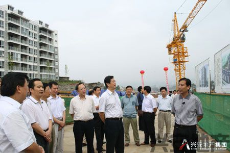 省市領(lǐng)導(dǎo)一行視察江南一品小區(qū)建設(shè)工作